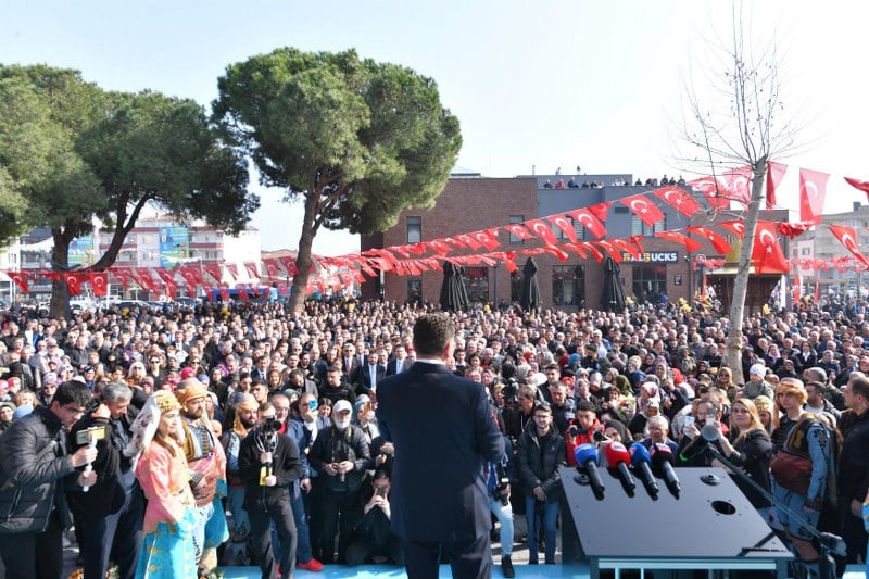 Balıkesir Büyükşehir Belediye Başkanı Yücel Yılmaz, BALMEK, Dijital Gençlik Merkezi, BalBucks, Aile Danışma Merkezi, idari ofisler ve toplantı salonlarıyla bölgenin en fonksiyonel hizmet noktası olarak kompleks şeklinde düzenlenen Gönen Çok Amaçlı Hizmet Binası’nı yüzlerce vatandaşla birlikte açılışını gerçekleştirdi. Açılışta konuşan MHP İl Başkanı Niyazi Tunç, Yücel Yılmaz