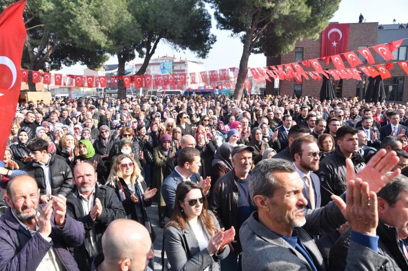 Balıkesir Büyükşehir Belediye Başkanı Yücel Yılmaz, BALMEK, Dijital Gençlik Merkezi, BalBucks, Aile Danışma Merkezi, idari ofisler ve toplantı salonlarıyla bölgenin en fonksiyonel hizmet noktası olarak kompleks şeklinde düzenlenen Gönen Çok Amaçlı Hizmet Binası’nı yüzlerce vatandaşla birlikte açılışını gerçekleştirdi. Açılışta konuşan MHP İl Başkanı Niyazi Tunç, Yücel Yılmaz