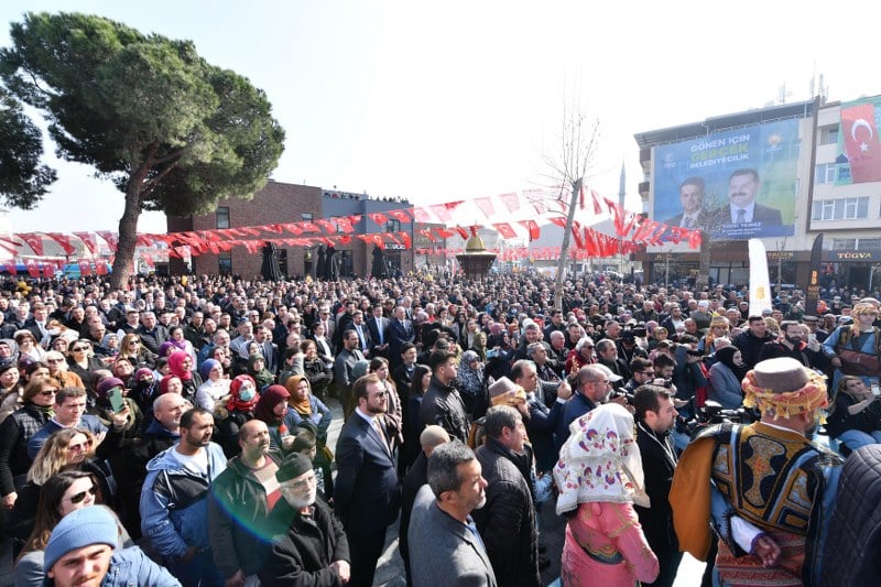 Balıkesir Büyükşehir Belediye Başkanı Yücel Yılmaz, BALMEK, Dijital Gençlik Merkezi, BalBucks, Aile Danışma Merkezi, idari ofisler ve toplantı salonlarıyla bölgenin en fonksiyonel hizmet noktası olarak kompleks şeklinde düzenlenen Gönen Çok Amaçlı Hizmet Binası’nı yüzlerce vatandaşla birlikte açılışını gerçekleştirdi. Açılışta konuşan MHP İl Başkanı Niyazi Tunç, Yücel Yılmaz
