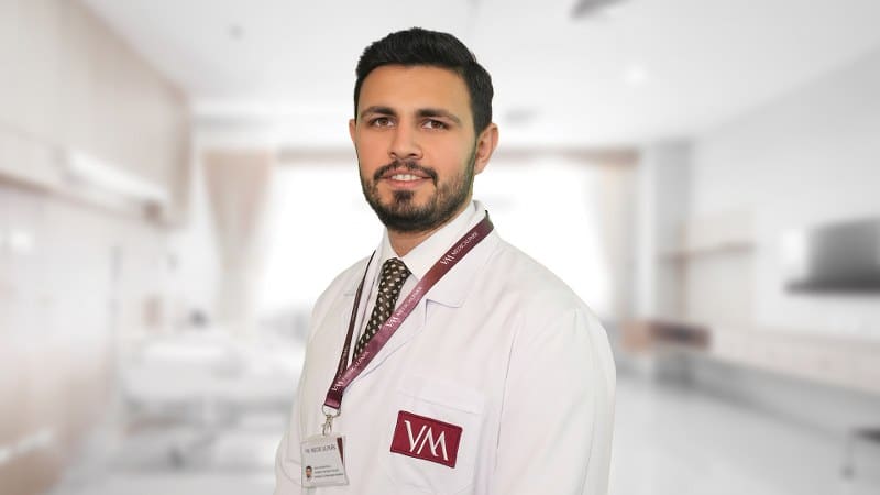 Vajinal mantar enfeksiyonları, kadınlar arasında yaygın bir sorun olarak karşımıza çıkmaktadır. Bu konuda bilgi veren Kadın Hastalıkları ve Doğum Uzmanı Op. Dr. Sedat Melikli, özellikle üreme çağındaki kadınların yüzde 5 ila 9'unun yılda 3 veya daha fazla tekrarlayan vajinal mantar enfeksiyonu yaşadığını belirtiyor. Bu enfeksiyonların genellikle üreme çağındaki kadınlarda sıkça görüldüğünü ifade eden Melikli, "Menopoz döneminde ve genç kız çocuklarında ise daha nadir ortaya çıktığını belirtmektedir. Ayrıca, gebelik döneminde hormonal değişikliklerin neden olduğu durumlar sebebiyle de vajinal mantar enfeksiyonları meydana gelebilmektedir" dedi.