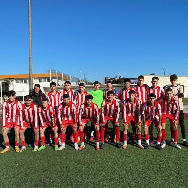 Balıkesir U18 ligi Marmara Grubunda mücadele eden Susurlukspor, Erdekspor ile oynadığı karşılaşmadan 3-1 galip ayrıldı. Grubunda lider bulunan Eti Maden'in haftayı bay geçmesi ile birlikte puanını lider Eti Maden Etispor ile eşitleyen Susurlukspor U18'de hedef şampiyonluk olarak belirlendi.