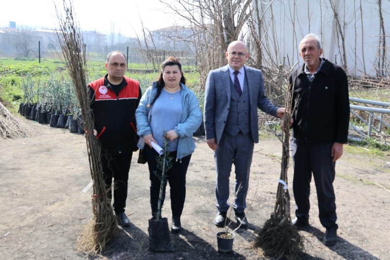 Susurluk ilçesinde gerçekleştirilen tören ile 7 bin 500 adet meyve fidanı üreticilere dağıtıldı. Susurluk Sosyal Yardımlaşma ve Dayanışma Vakfı tarafından gerçekleştirilen etkinlikte konuşan Kaymakam Muammer Köken,