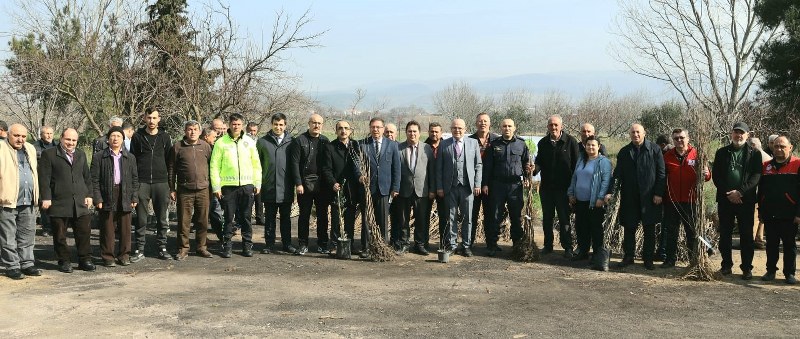 Susurluk ilçesinde gerçekleştirilen tören ile 7 bin 500 adet meyve fidanı üreticilere dağıtıldı. Susurluk Sosyal Yardımlaşma ve Dayanışma Vakfı tarafından gerçekleştirilen etkinlikte konuşan Kaymakam Muammer Köken,