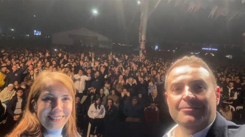 CHP Balıkesir Büyükşehir Belediye Başkan Adayı Ahmet Akın Bandırma’da sanatçı Tuğçe Kandemir konseri öncesinde gençlere seslendi. Ahmet Akın, “Genç kardeşlerimin hayalleri, benim hedeflerimdir. Sizin desteğinize ve sandıklarda gönüllü olmanıza ihtiyacım var. Sandıklara sahip çıkalım. Sandıkların başından ayrılmayın, hep birlikte kazanan bir Bandırma’yı, kazanan bir Balıkesir’i inşa edelim” dedi.