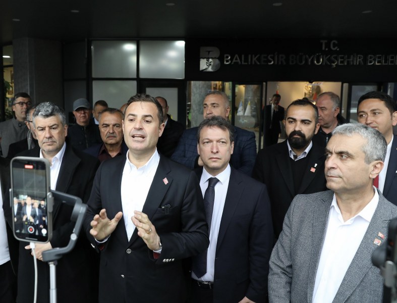 CHP Balıkesir Büyükşehir Belediye Başkan Adayı Ahmet Akın, Balıkesir Büyükşehir Belediyesi ve BASKİ çalışanlarıyla bir araya geldi. Büyükşehir Belediyesi'nde yaptığı açıklamada, "Büyükşehir'de kimsenin ekmeğiyle oynamayacak. Kesinlikle adaletli bir yönetimi hep birlikte kuracağız" dedi.