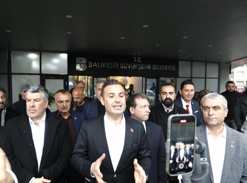 CHP Balıkesir Büyükşehir Belediye Başkan Adayı Ahmet Akın, Balıkesir Büyükşehir Belediyesi ve BASKİ çalışanlarıyla bir araya geldi. Büyükşehir Belediyesi