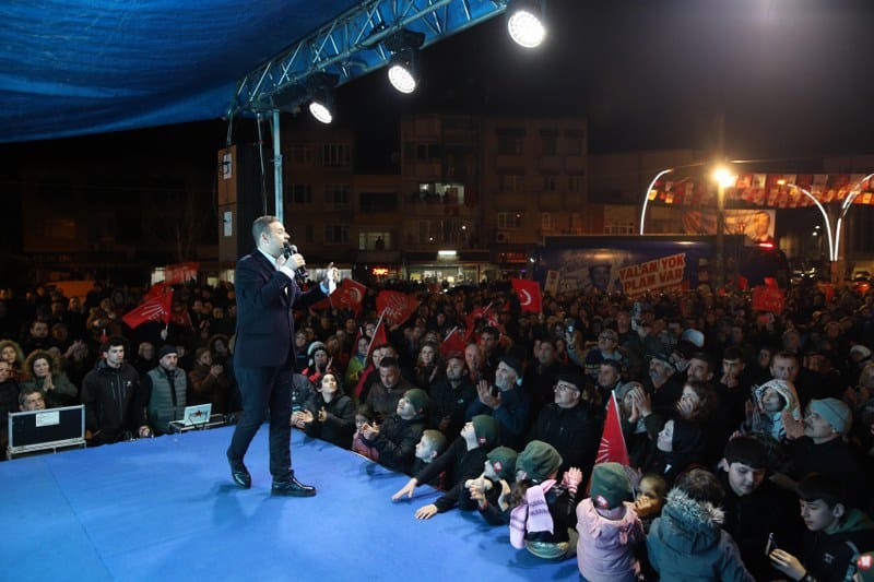 CHP Balıkesir Büyükşehir Belediye Başkanı Ahmet Akın’ın Gönen’de yaptığı mitingde konuştu. Akın konuşmasında; “Benle aynı isimde ‘kopya aday’ çıkararak asrın siyasi ahlaksızlığını yapanlar şimdi de sosyal yardım vaatlerimi kopyalamış. 10 Numara Kartla vereceğimiz sosyal destekleri kopyalamış, makyajlamış hileyle kendi projesiymiş gibi anlatacakmış. Beş yıldır aklın neredeydi? Neden bugüne kadar kılını kıpırdatmadın? hayatınız kopya, hayatınız alavere dalavere olmuş” dedi.;