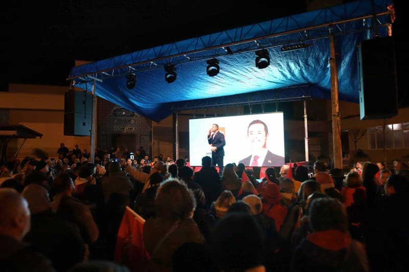 CHP Balıkesir Büyükşehir Belediye Başkanı Ahmet Akın’ın Gönen’de yaptığı mitingde konuştu. Akın konuşmasında; “Benle aynı isimde ‘kopya aday’ çıkararak asrın siyasi ahlaksızlığını yapanlar şimdi de sosyal yardım vaatlerimi kopyalamış. 10 Numara Kartla vereceğimiz sosyal destekleri kopyalamış, makyajlamış hileyle kendi projesiymiş gibi anlatacakmış. Beş yıldır aklın neredeydi? Neden bugüne kadar kılını kıpırdatmadın? hayatınız kopya, hayatınız alavere dalavere olmuş” dedi.;