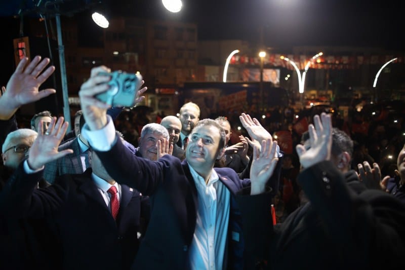 CHP Balıkesir Büyükşehir Belediye Başkanı Ahmet Akın’ın Gönen’de yaptığı mitingde konuştu. Akın konuşmasında; “Benle aynı isimde ‘kopya aday’ çıkararak asrın siyasi ahlaksızlığını yapanlar şimdi de sosyal yardım vaatlerimi kopyalamış. 10 Numara Kartla vereceğimiz sosyal destekleri kopyalamış, makyajlamış hileyle kendi projesiymiş gibi anlatacakmış. Beş yıldır aklın neredeydi? Neden bugüne kadar kılını kıpırdatmadın? hayatınız kopya, hayatınız alavere dalavere olmuş” dedi.;