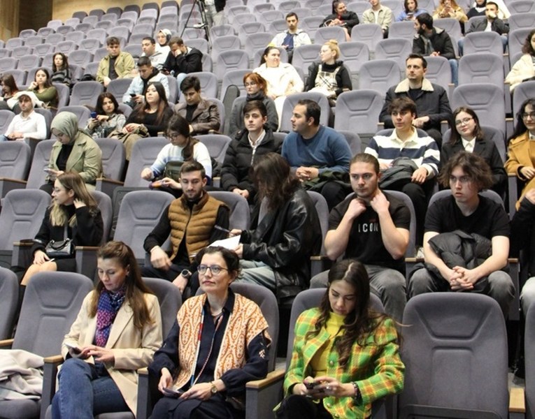 Bandırma Onyedi Eylül Üniversitesi Denizcilik Fakültesi Dekanı olan Prof. Dr. Mustafa Sarı, "Su, İklim ve Marmara" başlıklı seminerde suyun kritik önemine dikkat çekti ve iklim değişikliğiyle olan ilişkimizi gözden geçirmemiz gerektiğini vurguladı.
