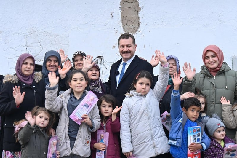 Tarım ve hayvancılığı güçlendirecek adımlarıyla Türkiye’ye model olan Büyükşehir Belediye Başkanı Yücel Yılmaz, şehre 4 yeni sulama tesisi yapacaklarının müjdesini verdi. Bigadiç’e Hayvancılık Eğitim Merkezi kurarak hayvancılıkta kalite ve verimi artıracaklarını kaydeden Yılmaz; ayrıca 6 işleme tesisi kuracaklarını, bununla tarımsal ürünleri sanayi ürününe dönüştürerek katma değeri artıracaklarını söyledi.