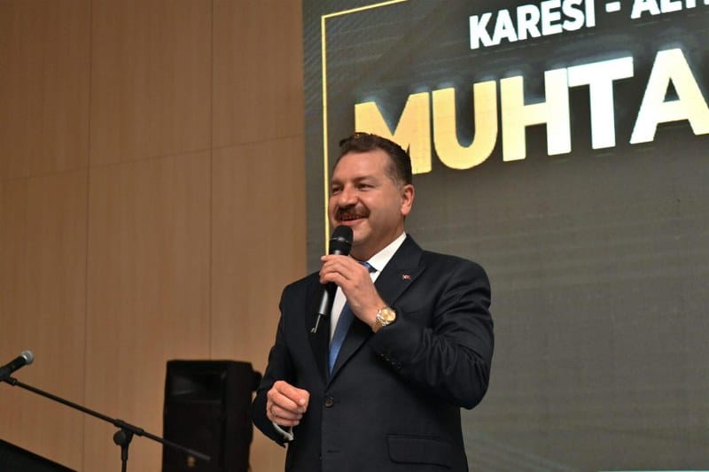 Balıkesir Büyükşehir Belediye Başkanı Yücel Yılmaz, Karesi-Altıeylül Muhtarlar Buluşması’nda Ahmet Akın’a seslendi; “Balıkesir’i, bilmiyorsun. Gaza gelmene gerek yok. İftira atmana gerek yok. Ankara’da abdest alıyorsun DEM’leniyorsun, İzmir’e geliyorsun laikleşiyorsun, Balıkesir’e geliyorsun Kuvayı Millileşiyorsun. Benim Genel Başkanım Selahattin Demirtaş’a özgürlük demiyor. Bizim partinin içinde demokratik görünüp, özgürlük isteyen adamlardan milletvekili yok.” dedi.