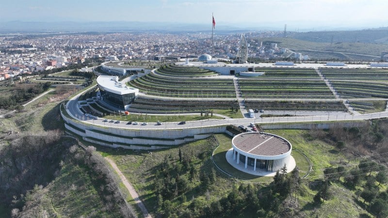 Balıkesir Büyükşehir Belediye Başkanı Yücel Yılmaz, Hilal Minareli Şehitler Camisiyle, konser alanlarıyla, yeni nesil Millet Kütüphanesiyle, DGM’siyle, Fırıntaş’ıyla, Balbucks’ıyla Atatürk’ün şehri selamladığı Çamlık Ahmet Edip Uğur Gençlik, Kültür ve Aktivite Merkezi’nde 35 atölyeli BALMEK’i ve Balıkesir’in tarihi izlerini taşıyan Mini10’u kazandırıyor. Hizmetler; Çevre, Şehircilik ve İklim Değişikliği Bakanı’nın katılımıyla 08 Mart Cuma günü saat 15.00’de açılacak.