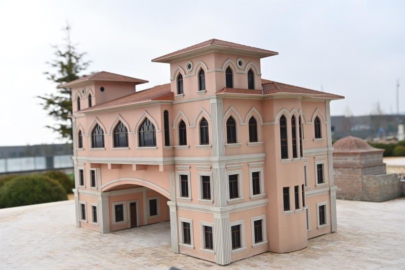 Balıkesir Büyükşehir Belediye Başkanı Yücel Yılmaz, Hilal Minareli Şehitler Camisiyle, konser alanlarıyla, yeni nesil Millet Kütüphanesiyle, DGM’siyle, Fırıntaş’ıyla, Balbucks’ıyla Atatürk’ün şehri selamladığı Çamlık Ahmet Edip Uğur Gençlik, Kültür ve Aktivite Merkezi’nde 35 atölyeli BALMEK’i ve Balıkesir’in tarihi izlerini taşıyan Mini10’u kazandırıyor. Hizmetler; Çevre, Şehircilik ve İklim Değişikliği Bakanı’nın katılımıyla 08 Mart Cuma günü saat 15.00’de açılacak.
