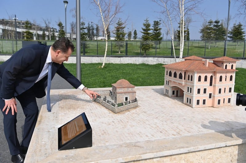 Balıkesir Büyükşehir Belediye Başkanı Yücel Yılmaz, Hilal Minareli Şehitler Camisiyle, konser alanlarıyla, yeni nesil Millet Kütüphanesiyle, DGM’siyle, Fırıntaş’ıyla, Balbucks’ıyla Atatürk’ün şehri selamladığı Çamlık Ahmet Edip Uğur Gençlik, Kültür ve Aktivite Merkezi’nde 35 atölyeli BALMEK’i ve Balıkesir’in tarihi izlerini taşıyan Mini10’u kazandırıyor. Hizmetler; Çevre, Şehircilik ve İklim Değişikliği Bakanı’nın katılımıyla 08 Mart Cuma günü saat 15.00’de açılacak.