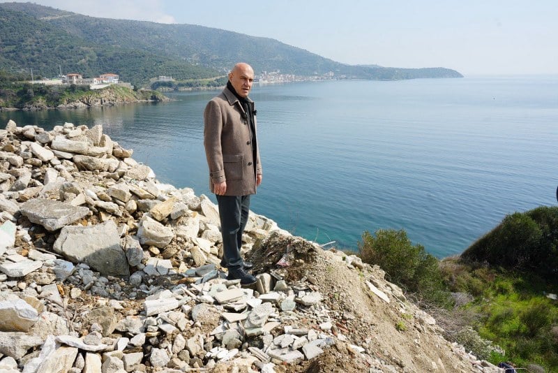 İYİ Parti Balıkesir Milletvekili ve Balıkesir Büyükşehir Belediye Başkan Adayı Op. Dr. Turhan Çömez, Marmara Adası'na gerçekleştirdiği ziyaret sırasında çevre kirliliğiyle karşılaştı. Ziyaret esnasında, hafriyatların denizin kenarına döküldüğünü gören Çömez, bu duruma tepki gösterdi ve göreve gelmeleri halinde çevre katliamlarına son vereceklerini belirtti.