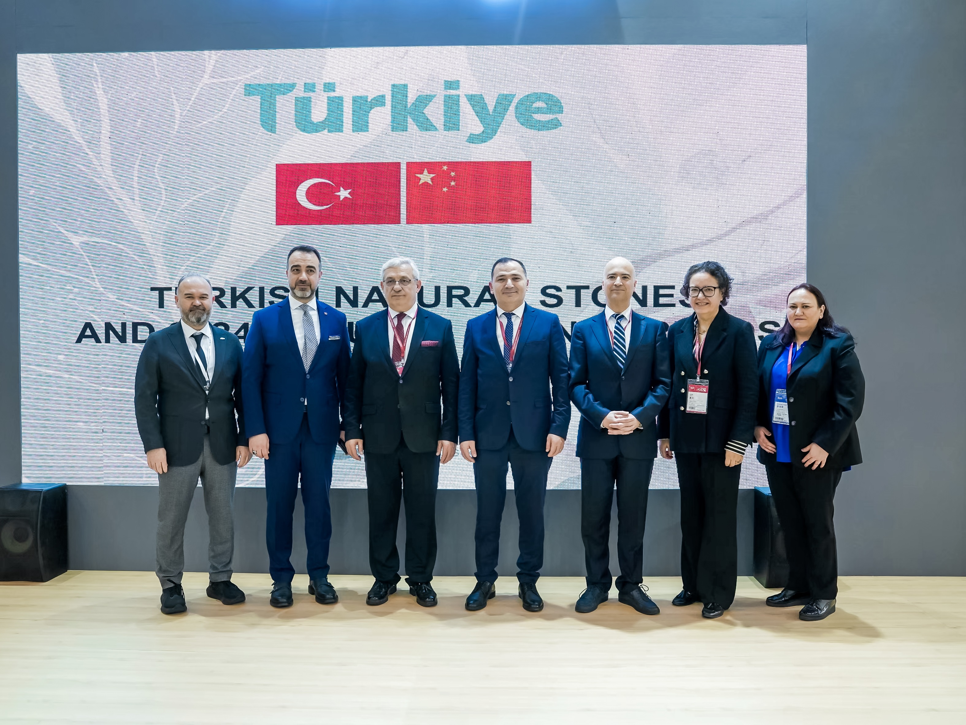Türkiye'nin doğal taş sektörü, Çin'deki Xiamen Doğal Taş ve Teknolojileri Fuarı'nda dünyaya açıldı. Kabe'den Beyaz Saray'a, prestijli yapıları süsleyen ve dünyanın üçüncü büyük ihracatçısı olan Türk doğal taş sektörü, Çin Halk Cumhuriyeti'nde düzenlenen fuara 88 firma ile katıldı.