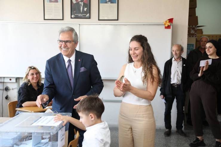 Dursun Mirza ve Ailesi Oy Kullandı