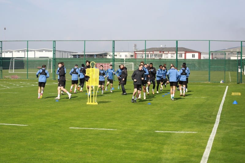 Trendyol 1.Lig takımlarından Teksüt Bandırmaspor ,Kulübün Örnek Sanayi Sitesindeki Cinçukuru Tesislerinde çalışmalarını sürdürdü. Teknik Direktör Hüseyin Eroğlu, Üç haftada 7 puan elde ettiklerini, önemli bir istikrar yakaladıklarını, iyi savunma yaptıklarını, hücumu biraz daha geliştirdiklerini bildirirken yedi puanın kendilerine avantaj sağladığını, yukarıya tırmanmaya başladıklarını, söyledi.