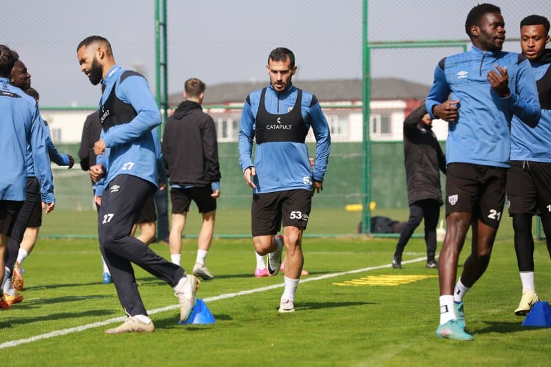  Trendyol 1.Lig takımlarından Teksüt Bandırmaspor ,Kulübün Örnek Sanayi Sitesindeki Cinçukuru Tesislerinde çalışmalarını sürdürdü. Teknik Direktör Hüseyin Eroğlu, Üç haftada 7 puan elde ettiklerini, önemli bir istikrar yakaladıklarını, iyi savunma yaptıklarını, hücumu biraz daha geliştirdiklerini bildirirken yedi puanın kendilerine avantaj sağladığını, yukarıya tırmanmaya başladıklarını, söyledi.
