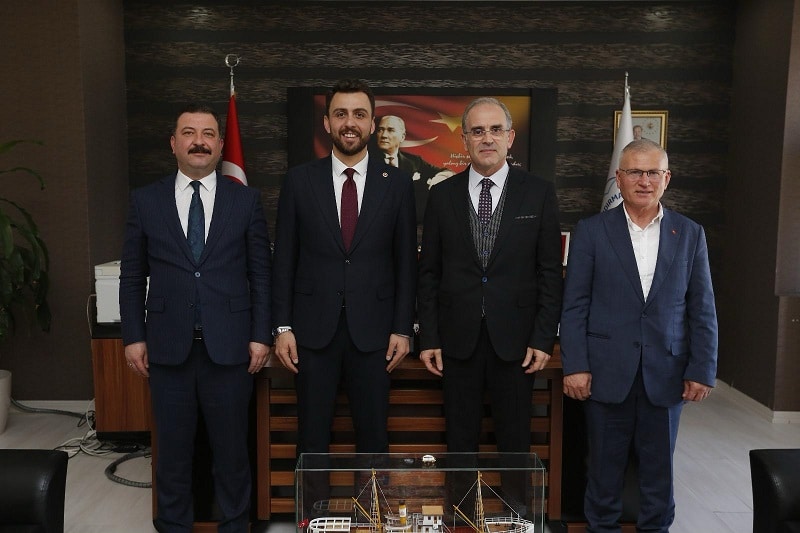 Susurluk Cumhur İttifakı MHP Belediye Başkan Adayı Fahrettin Şener, Bandırma Onyedi Eylül Üniversitesi Rektörü İsmail Boz'u makamında ziyaret etti.