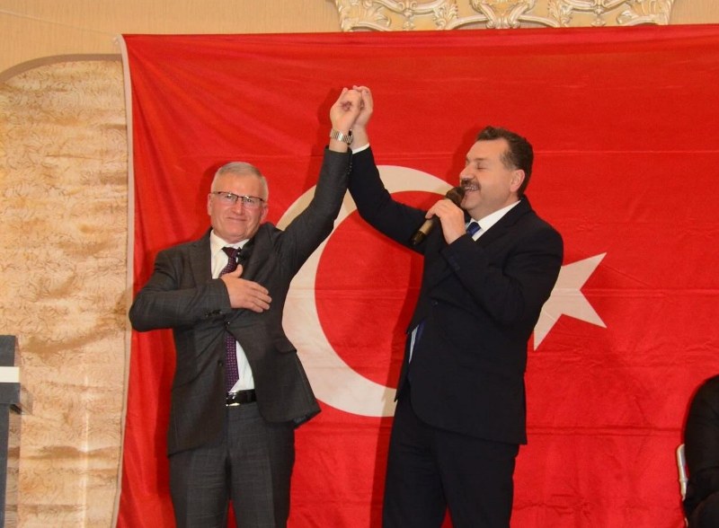 Cumhur İttifakı Susurluk Belediye Başkan Adayı Fahrettin Şener, belediye hoperlöründen vatandaşlara seslendi. 31 Mart tarihinde gerçekleştirilecek olan yerel seçimlere sayılı günler kala belediye başkan adayları seçmenlere seslenerek projelerini anlatmayı sürdürüyor. Bu kapsamda adaylar ilçe seçim kurulu tarafından ses sistemlerinin bulunduğu belediyelerde halka sesleniş konuşması gerçekleştiriliyor.