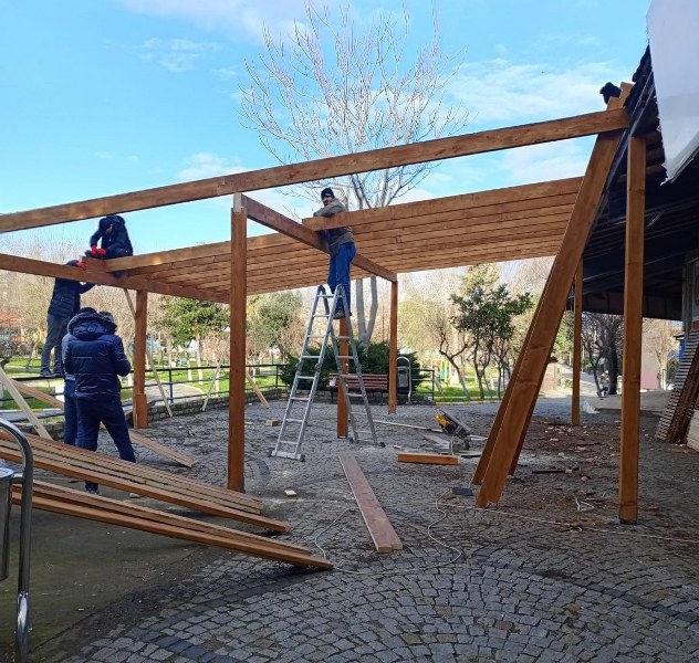 Susurluk Belediyesi tarafından ilçedeki Atatürk parkı içerisinde yapımı sürdürülen Fırt Kafe, tamamlanmasının ardından Susurluk'un yeni gözdesi olacak.