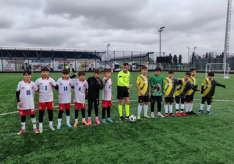Susurluk Şehit Erbil Arslan Ortaokulu Futbol Takımı İl İkincisi Oldu.