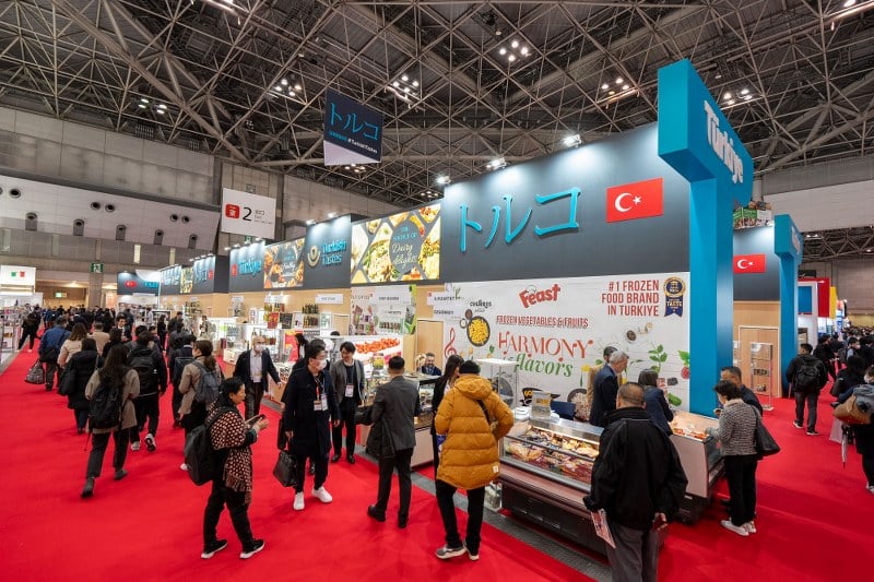 "Türk Gıda İhracatçıları, Foodex Japan Fuarı'nda 1 Milyar Dolarlık İhracat Hedefine Ulaştı" Türk gıda ihracatçıları, Japonya'ya yönelik 1 milyar dolarlık ihracat hedefini gerçekleştirmek adına 5-8 Mart 2024 tarihleri arasında Tokyo'da düzenlenen Foodex Japan Fuarı'ndan başarılı ticari bağlantılarla döndüler.