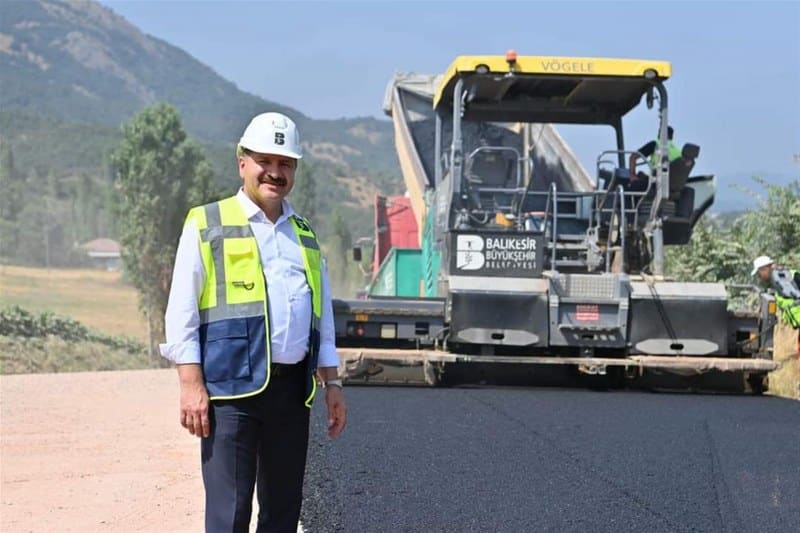 Balıkesir Büyükşehir Belediye Başkanı Yücel Yılmaz; Bandırma, Havran ve merkeze kurdukları 3 asfalt plenti ve BALTOK Parke Taşı Üretim Tesisi sayesinde kırsal mahallelerde asfaltsız ve parkesiz yol kalmayacağını müjdeledi. Talep ettiğini bakanlıklardan alabilen bir başkan olduğunu vurgulayan Başkan Yılmaz, “1500 günde hepsini halledeceğiz, biz ‘Hemen yarın, 1 Nisan’da buradayız’ diye atıp tutmuyoruz.” dedi.