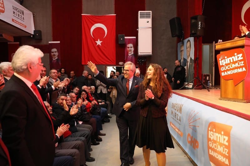 CHP Bandırma Belediye Başkan Adayı Dursun Mirza, 2014-2019 yılları arasında hayata geçirdiği 40’tan fazla projeyi göstererek, “Birileri sağda solda çivi çakmadılar diyormuş. Bunlar çivi değil mi. Korkmasınlar daha fazlasını yapmak için yeniden geliyoruz” dedi.