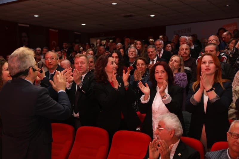 CHP Bandırma Belediye Başkan Adayı Dursun Mirza, 2014-2019 yılları arasında hayata geçirdiği 40’tan fazla projeyi göstererek, “Birileri sağda solda çivi çakmadılar diyormuş. Bunlar çivi değil mi. Korkmasınlar daha fazlasını yapmak için yeniden geliyoruz” dedi.