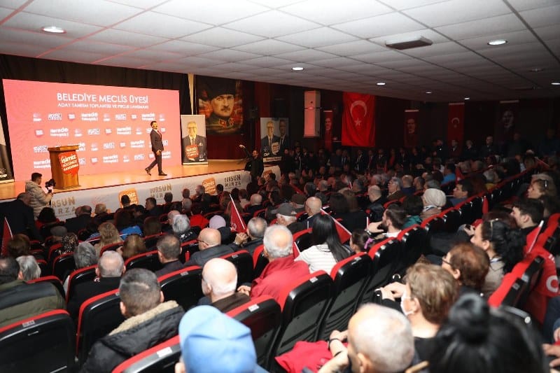 CHP Bandırma Belediye Başkan Adayı Dursun Mirza, 2014-2019 yılları arasında hayata geçirdiği 40’tan fazla projeyi göstererek, “Birileri sağda solda çivi çakmadılar diyormuş. Bunlar çivi değil mi. Korkmasınlar daha fazlasını yapmak için yeniden geliyoruz” dedi.
