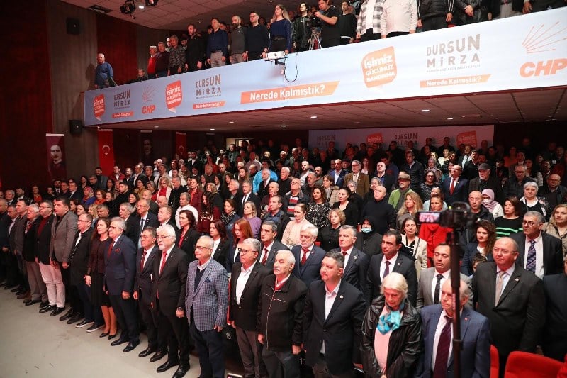 CHP Bandırma Belediye Başkan Adayı Dursun Mirza, 2014-2019 yılları arasında hayata geçirdiği 40’tan fazla projeyi göstererek, “Birileri sağda solda çivi çakmadılar diyormuş. Bunlar çivi değil mi. Korkmasınlar daha fazlasını yapmak için yeniden geliyoruz” dedi.