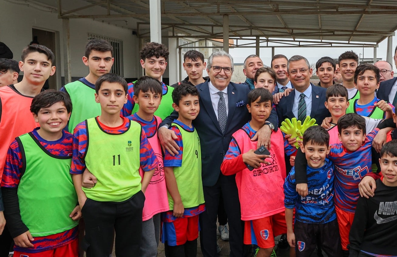 Bandırmalı gençlere seslenen CHP Bandırma Belediye Başkan Adayı Dursun Mirza, “Belediye bünyesinde kuracağımız E-spor kulübüyle birlikte gelin, geleceği birlikte şekillendirelim. Teknoloji konusunda Bandırma’da bir devrim yapmaya hazırız” dedi.