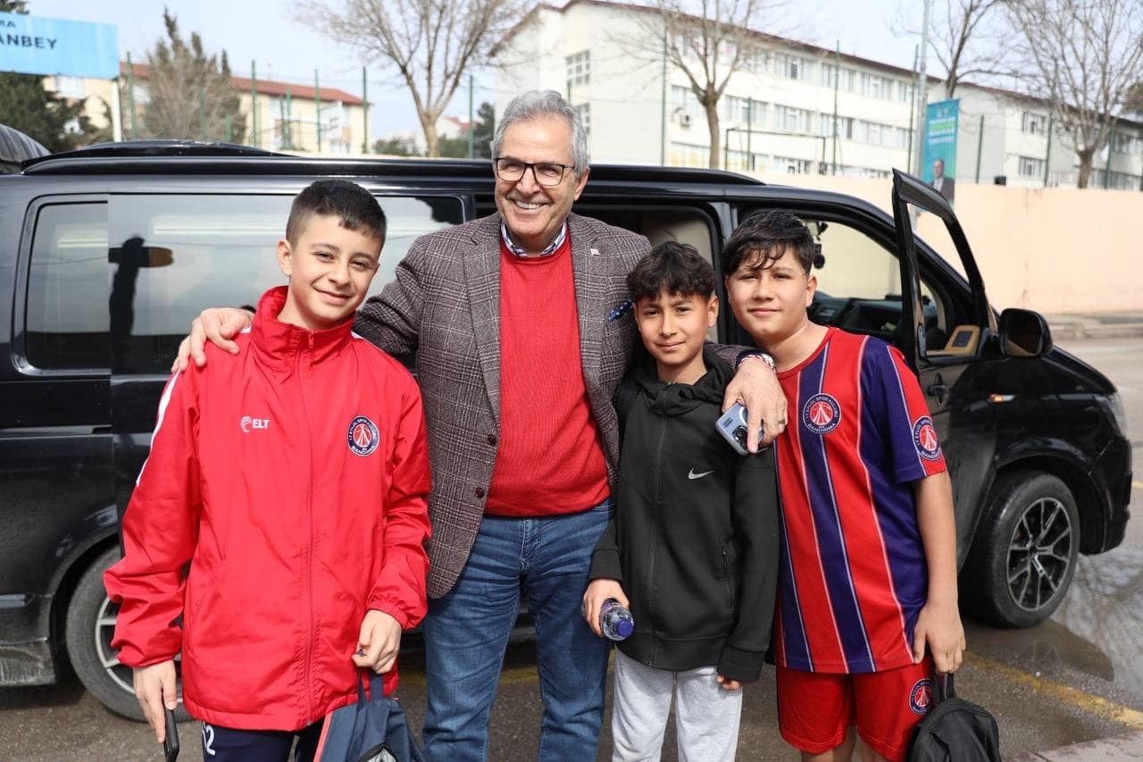 Bandırmalı gençlere seslenen CHP Bandırma Belediye Başkan Adayı Dursun Mirza, “Belediye bünyesinde kuracağımız E-spor kulübüyle birlikte gelin, geleceği birlikte şekillendirelim. Teknoloji konusunda Bandırma’da bir devrim yapmaya hazırız” dedi.