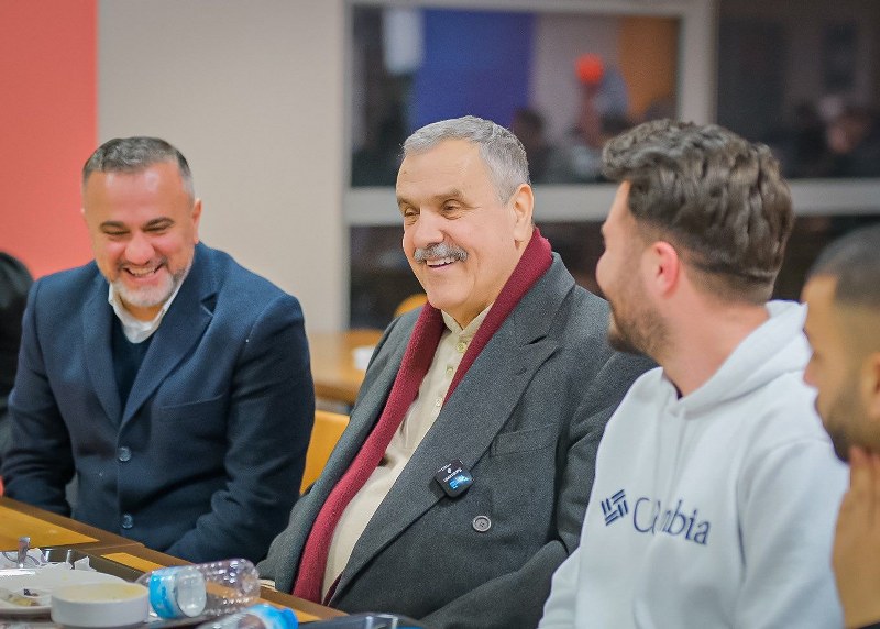 Bandırma Belediye Başkan Adayı M. Cemal Öztaylan, Ramazanın ilk gününde de aktif ziyaretlerine devam ediyor. Sahur ile ramazan programlarını başlatan Öztaylan, sahurda önce Bandırmalı gençler ve ardından pazartesi pazarı esnafıyla bir araya geldi.