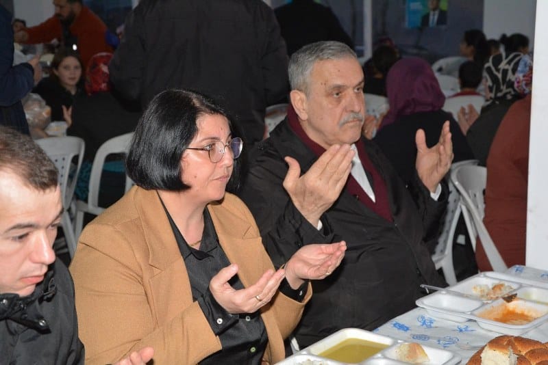 Bandırma Belediye Başkan Adayı M. Cemal Öztaylan, Ramazanın ilk gününde de aktif ziyaretlerine devam ediyor. Sahur ile ramazan programlarını başlatan Öztaylan, sahurda önce Bandırmalı gençler ve ardından pazartesi pazarı esnafıyla bir araya geldi.