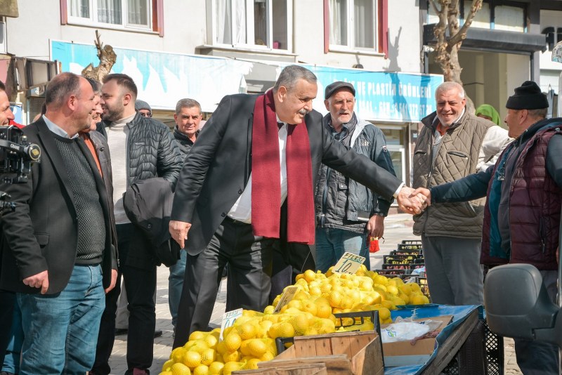 Bandırma Belediye Başkan Adayı M. Cemal Öztaylan, Ramazanın ilk gününde de aktif ziyaretlerine devam ediyor. Sahur ile ramazan programlarını başlatan Öztaylan, sahurda önce Bandırmalı gençler ve ardından pazartesi pazarı esnafıyla bir araya geldi.