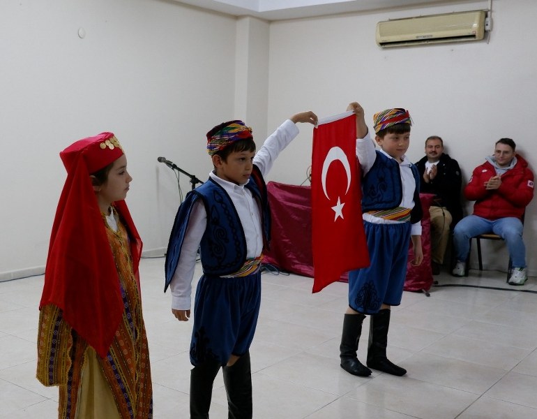 Susurluk Karapürçek Şehit Mesut Nayman İlkokulu ve Ortaokulu öğrencileri tarafından düzenlenen "Yaşlılara Saygı Haftası" İlçe Programı Karapürçek Mahallesinde gerçekleşti.