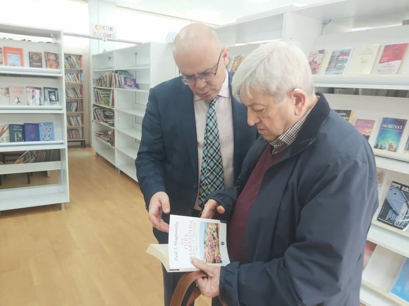 Susurluk'ta Kaymakam Muammer Köken ile birlikte ilçe halk kütüphanesini ziyaret eden Susurluk'un tanınmış ailelerinden olan ve yaşamını İngiltere de sürdüren yazar Güran Tatlıoğlu, ilçe halk kütüphanesinde kendi kitaplarının da yer aldığı standı gezdi.