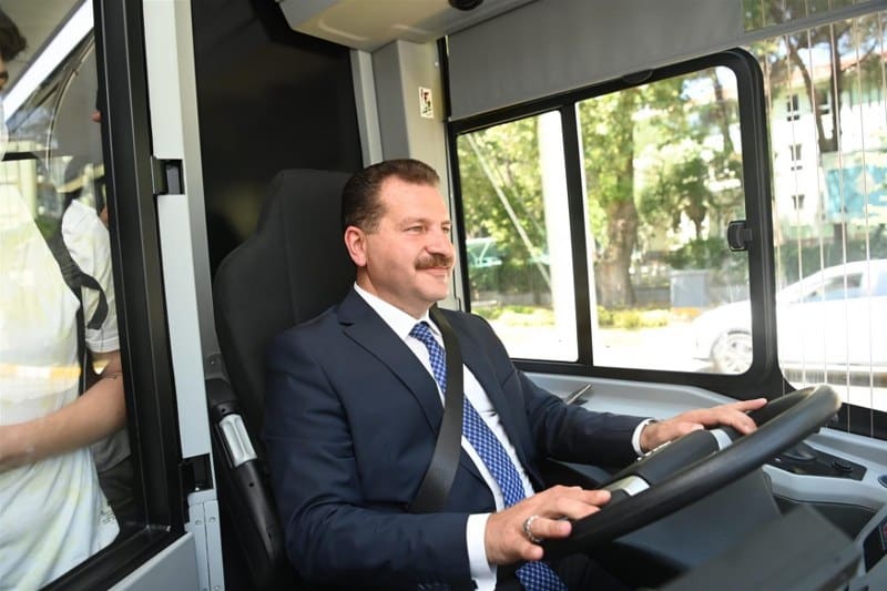 Öğretmenlere ve sağlık çalışanlarına ulaşım desteği veren Balıkesir Büyükşehir Belediye Başkanı Yücel Yılmaz, “Bitti mi bitmedi! Memur-Sen dedi ki ‘Bütün memur arkadaşlar yararlansın.’ Ona da tamam diyoruz” diyerek tüm memurlara ulaşım desteği sağladığını söyledi.