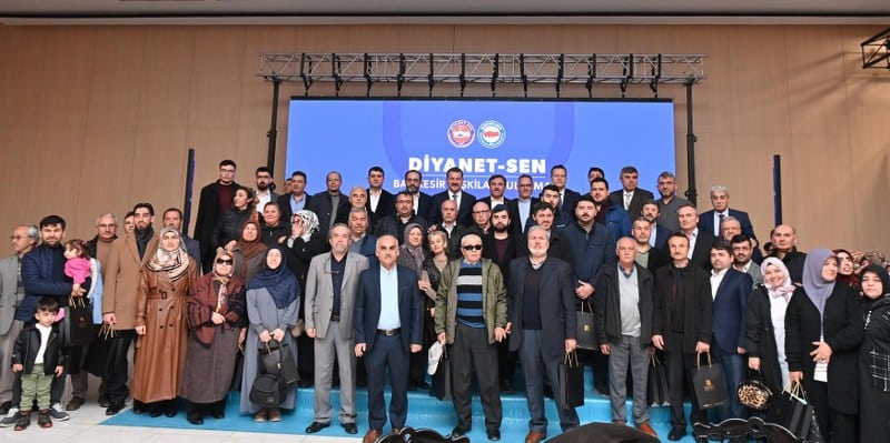 Öğretmenlere ve sağlık çalışanlarına ulaşım desteği veren Balıkesir Büyükşehir Belediye Başkanı Yücel Yılmaz, “Bitti mi bitmedi! Memur-Sen dedi ki ‘Bütün memur arkadaşlar yararlansın.’ Ona da tamam diyoruz” diyerek tüm memurlara ulaşım desteği sağladığını söyledi.