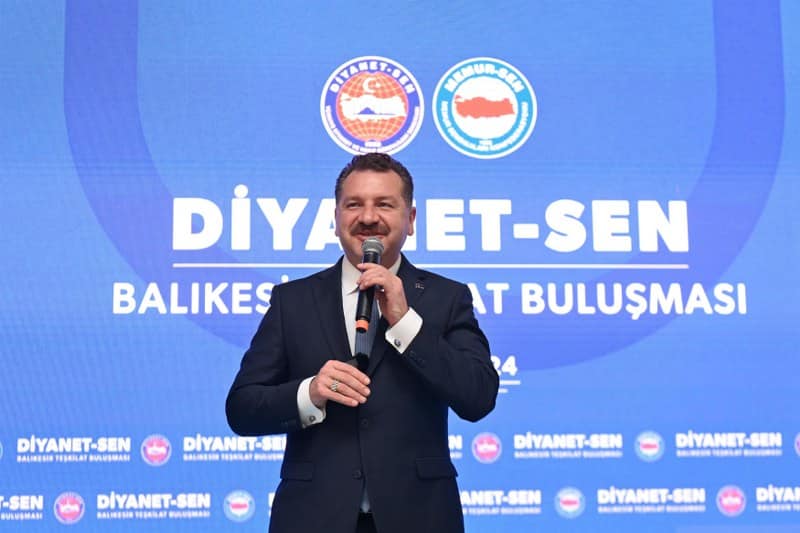 Öğretmenlere ve sağlık çalışanlarına ulaşım desteği veren Balıkesir Büyükşehir Belediye Başkanı Yücel Yılmaz, “Bitti mi bitmedi! Memur-Sen dedi ki ‘Bütün memur arkadaşlar yararlansın.’ Ona da tamam diyoruz” diyerek tüm memurlara ulaşım desteği sağladığını söyledi.