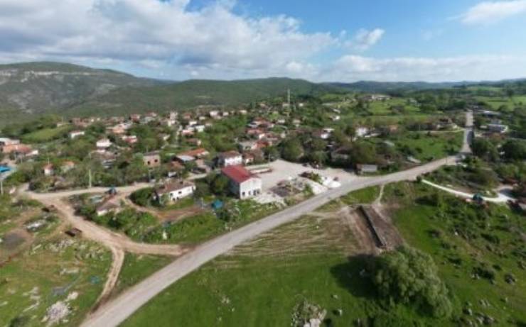 Edinilen bilgilere göre Çanakkale'de polis memuru olduğu öğrenilen Mehmet K. eşi Kübra K. ile birlikte bayram ziyareti için Manyas'ın kırsal Peynirkuyu mahallesine geldi.