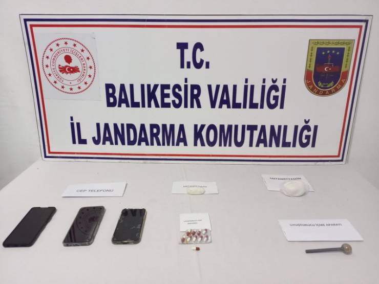 Susurluk'ta düzenlenen uyuşturucu operasyonunda, bir araç ve içerisinde bulunan şahısların üzerinde yapılan aramada sentetik uyuşturucu ele geçirildi. Üç şüpheli gözaltına alınarak haklarında soruşturma başlatıldı.