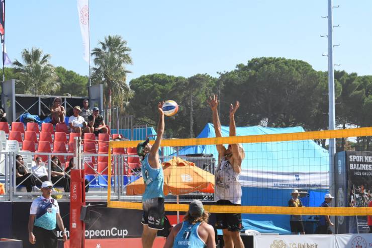 Balıkesir, plaj voleybolunun göz bebeği oluyor