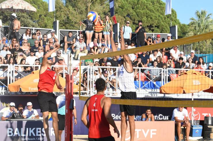  Balıkesir, plaj voleybolunun göz bebeği oluyor
