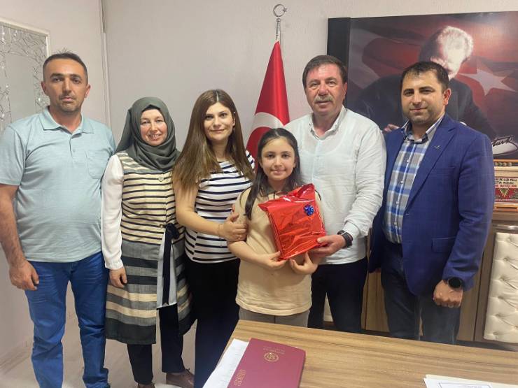 Feyza Güngör, Susurluk İmam Hatip Ortaokulu, Bursluluk Sınavı, Türkiye Birincisi, İlçe Milli Eğitim Müdürü, Sami Akoğlan, eğitim başarısı.