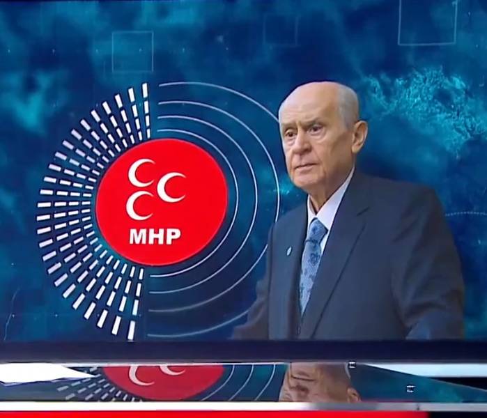 Cumhurbaşkanı Recep Tayyip Erdoğan'ın CHP lideri Özgür Özel ve Sinan Ateş'in eşi Ayşe Ateş ile bir araya gelmesi, ardından Adalet Bakanı Yılmaz Tunç'un Sinan Ateş cinayetiyle ilgili yaptığı açıklamalar, MHP'de ciddi bir rahatsızlık yarattı. MHP Genel Başkanı Devlet Bahçeli'nin sert açıklamaları ve AK Parti'nin "Yola devam" vurgusu, Cumhur İttifakı'nda gerilime yol açtı.